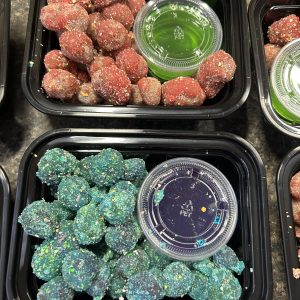 Small Candied Gushers with Candy Sauce/Dip